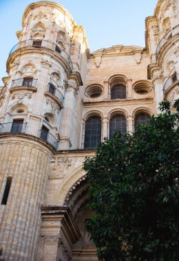 Kutsal Ufuk: Mlaga Kilisesi Altın Işıkla yıkandı
