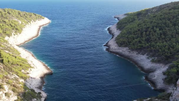 Hırvatistan Vis Adasındaki Güzel Stiniva Plajı — Stok video