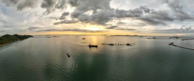 Panorama deniz manzarası ve gün batımı, deniz manzaralı küçük bir petrol gemisi.