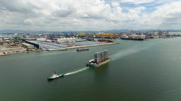 Rebocador Puxando Construção Equipamentos Navio Fundo Mar Doca Comercial Vista — Fotografia de Stock