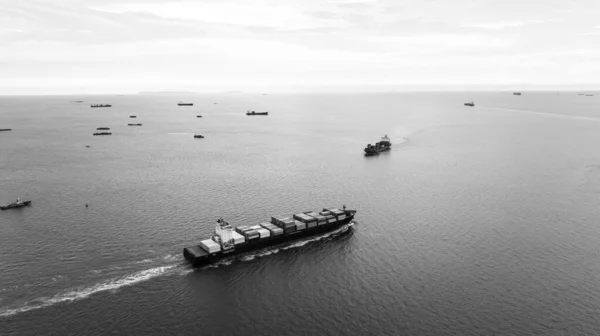 Svart Och Vit Last Container Fartyg Full Fart Segling Havet — Stockfoto
