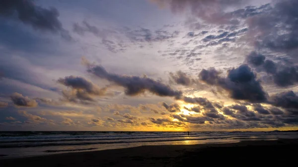 Lenyűgöző Kilátás Élénk Színű Sunrise Óceán Felett Sziluett Emberek Ralexing — Stock Fotó