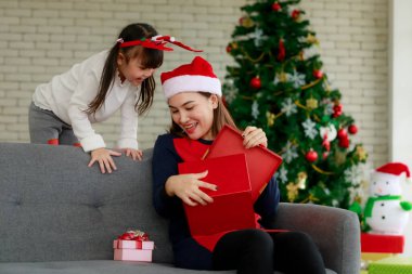 Mutlu özel tatiller, evde Noel hediyeli anne ve çocuklar, mutlu Noeller konsepti