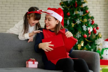 Mutlu özel tatiller, evde Noel hediyeli anne ve çocuklar, mutlu Noeller konsepti