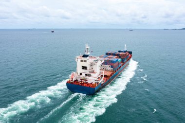 Pasifik ve dünya çapında satıcılara ve tüketicilere ihraç edilen deniz ürünleri ihraç etmek için konteyner gemisi, şirketler ve sanayiler, okyanus taşımacılığı, hava manzarası