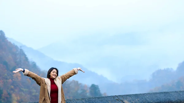 Молодые Азиатки Туристки Путешествуют Чувствуют Себя Счастливыми Сезон Осенних Листьев — стоковое фото