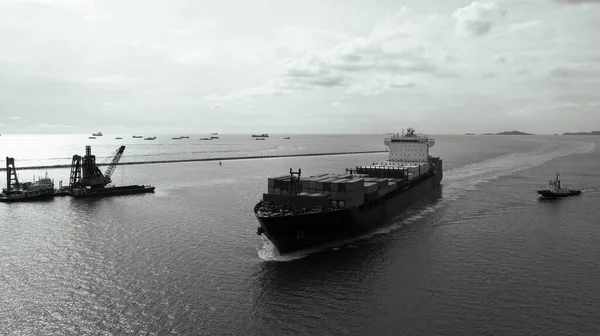 Svart Och Vit Last Container Fartyg Full Fart Segling Havet — Stockfoto
