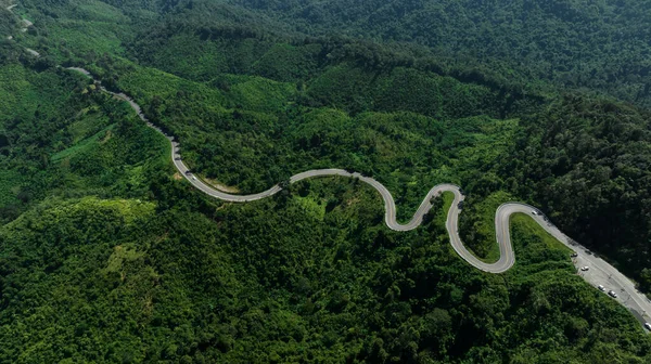 空中ビューロードPua Dric タイ間の曲がりくねった山道のNo 81は 観光客が道路の美しさのために写真を撮るのが好きということが強調されています — ストック写真