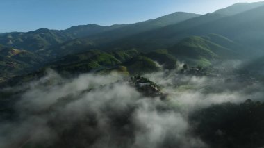 Sapan Köyü 'ndeki güzel sis denizi Nan Eyaleti Tayland' ın ünlü bir turizm ve tatil beldesidir. 