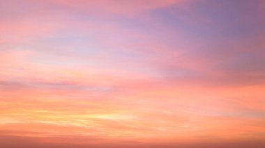 Alacakaranlık gökyüzü hafif pastel tonuyla. Arka plan abstrac konsepti için yumuşak bulutların renkli günbatımı, hava görünümü 