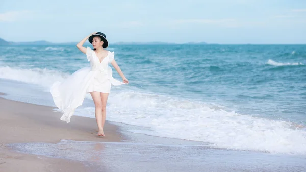Jovem Asiático Mulher Turista Vestindo Vestido Branco Chapéu Preto Andando — Fotografia de Stock