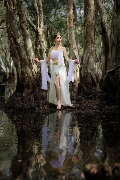 美丽的泰国亚洲女人穿着白色衣服 当地传统服饰的名字叫Nakee 站在湖边的植物园里 Rayong Thailand Nakee Portait模型在公园里的概念 — 图库照片