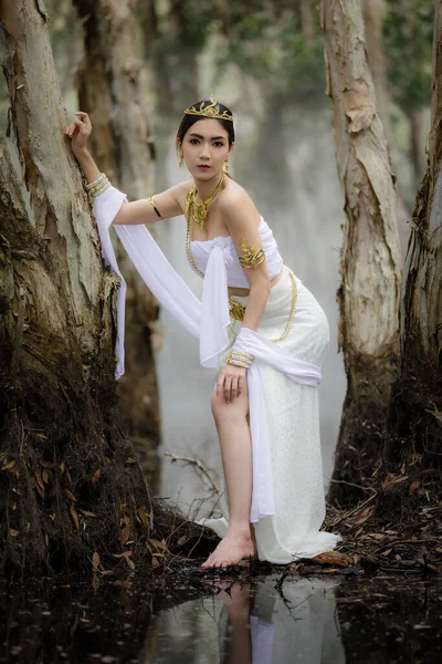 美丽的泰国亚洲女人穿着白色衣服 当地传统服饰的名字叫Nakee 站在湖边的植物园里 Rayong Thailand Nakee Portait模型在公园里的概念 — 图库照片