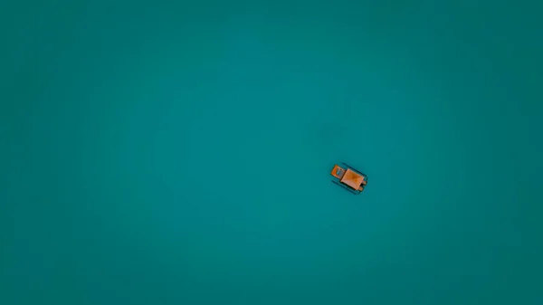 Pequeño Barco Balsa Turista Flotando Sobre Fondo Color Verde Agua —  Fotos de Stock