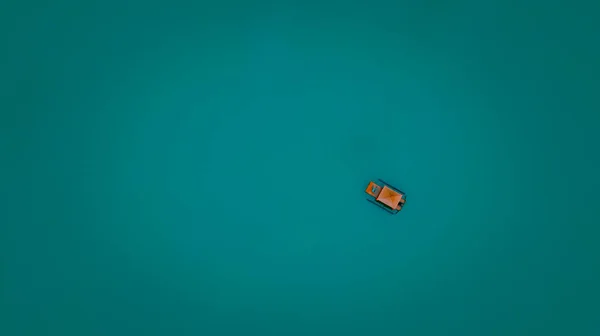 Kis Hajó Vagy Tutaj Turista Úszó Zöld Víz Színes Háttér — Stock Fotó