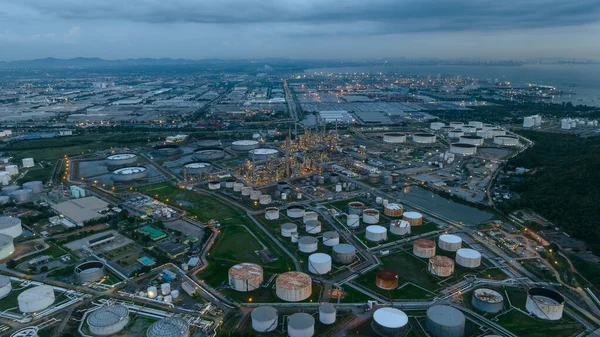 工业园区炼油厂 石油化工工业园区 精炼厂 储油罐输油管道在暮色中的航拍照片 — 图库照片