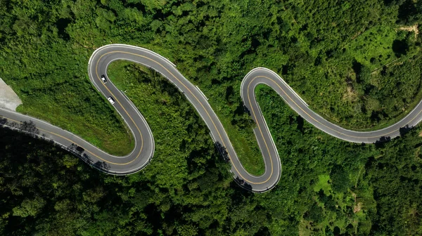 空中ビューロードPua Dric タイ間の曲がりくねった山道のNo 81は 観光客が道路の美しさのために写真を撮るのが好きということが強調されています — ストック写真