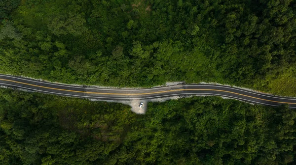 Αεροφωτογραφία Από Ασφαλτοστρωμένο Δρόμο Στο Δάσος Και Μικρό Τουριστικό Αυτοκίνητο — Φωτογραφία Αρχείου