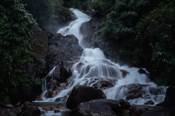 雨の季節には大自然景観の滝を 国立公園には新緑の森を背景にタイ チャンチャブリ州パノラマ空撮 — ストック写真