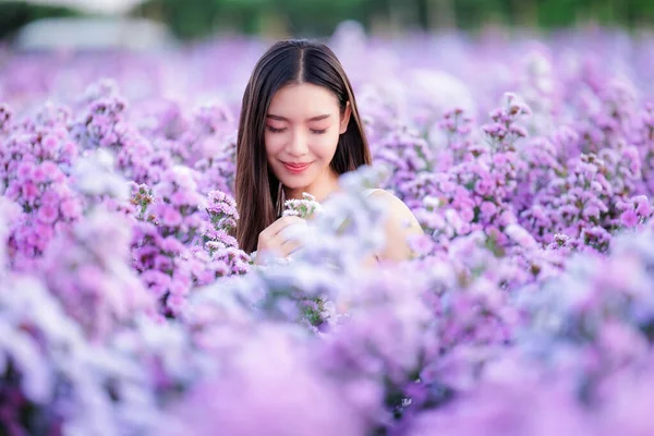 Portrait Beautiful Asian Woman Wearing White Dress Happily Smelling Flowers — 图库照片