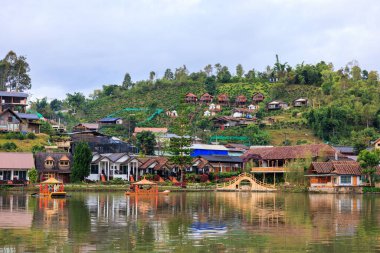 Çin Gölü yakınlarındaki Ban Rak Thai köyünün güzel manzarası Mae Hong Son, Tayland 'ın kuzeyindeki ünlü turistik mekan.