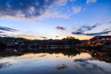 Ban Rak Thai köyünün Çin gölü oteli ve tatil köyünün güzel manzaralı zamanı Mae Hong Son, Tayland 'ın kuzeyindeki ünlü turistik mekan ve simgesidir.