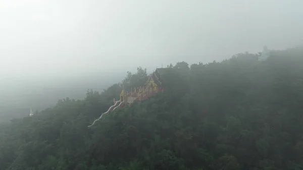 朝の霧ワット プラでの空中ビューその土井プラ チャン タイ北部の熱帯雨林の緑の山にある大仏 タイの有名な場所を旅する — ストック写真