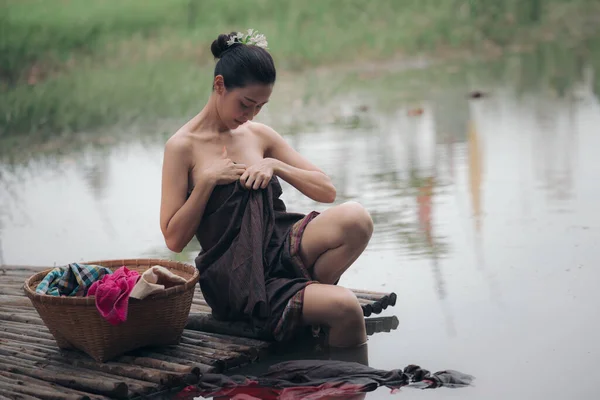 亚洲女人坐在木桥上 在河里洗衣服 洗衣服和性感的亚洲风格概念 — 图库照片