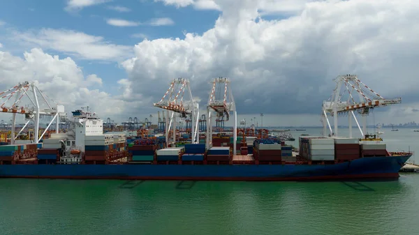 コンテナ船から貨物を積卸し 顧客及びディーラーに輸送するトレーラーによる貨物の流通のためのクレーンによる輸出 航空ビー — ストック写真