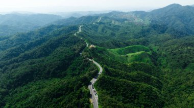 Hava aracı 1081 no 'lu karayolunu ya da Nan Eyaleti, Tayland' ın Pua ilçesi arasındaki dolambaçlı dağ yolunun üçüncüyü vurdu. Turistlerin yolun güzelliğinden dolayı fotoğraf çekmeyi sevdiği en önemli nokta ve dönüm noktasıdır.