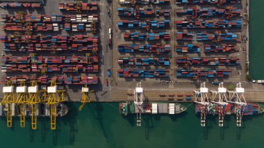 Asya Pasifik ve Avrupa da dahil olmak üzere dünya çapında kargo lojistik ihracat malları taşıyan ticari horoz ve konteynır gemisi, küresel iş ve endüstri taşımacılık hizmetleri taşımacılığı konteynırları deniz yoluyla, hava üstü 