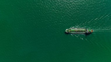 Hava manzaralı petrol gemisi tankeri çok güzel bir dalgayla son sürat yol alıyor ve rafineriden denize doğru su sıçratıyor..