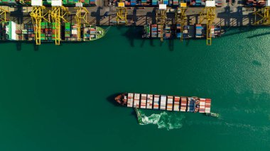 Ticari liman ve konteynır taşımacılığı, denizden uluslararası ihracat için lojistik dağıtım malları, Asya pasifik, konteyner gemisi taşımacılığı, hava aracı bakış açısı,