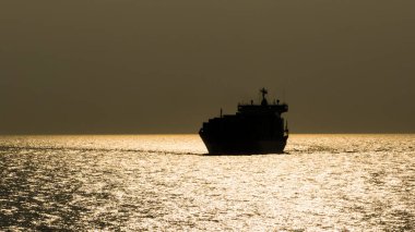 Deniz ışığı lojistik dağıtım mallarının denizden, Asya pasifikten, konteynır gemisinden, insansız hava aracından ithalat için deniz ışığı nakliye şirketinin silueti.,