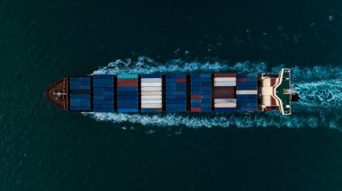 derin deniz ithalat malları taşıyan kargo gemisi ve Asya pasifiği boyunca dağıtım ürünleri ve tüketicilere konteynır gemisi taşımacılığı ile küresel iş ve sanayi taşımacılığı hizmeti sunuyor. havadan üst görünüm