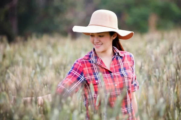 Portrét Asijské Ženy Farmář Agronomista Pracující Poli Obilí Plánování Příjmů — Stock fotografie