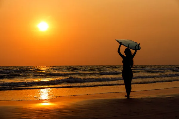 美丽性感的年轻女性穿着比基尼 在日落时在海滩上冲浪板冲浪 参加体育活动 并在暑假的概念中放松一下 — 图库照片