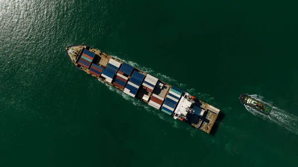 航空トップビューコンテナ貨物船 輸入輸出商取引ビジネスと産業サービス物流輸送オープン海でのコンテナ貨物船による国際 輸送物流輸送世界的な海事概念 — ストック写真