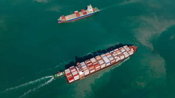 輸出品を輸入し 世界中の販売業者及び消費者に商品を流通させるために運搬する貨物物流コンテナ船 — ストック写真