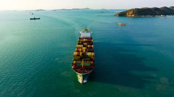 コンテナ船事業 アジア太平洋地域による国際輸出入のための物流サービス商品 コンテナ船輸送 航空機ドローンの視点 — ストック写真