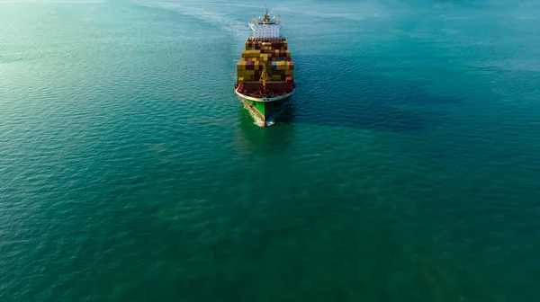 コンテナ船事業 アジア太平洋地域による国際輸出入のための物流サービス商品 コンテナ船輸送 フロントビューの航空機ドローンポイント — ストック写真