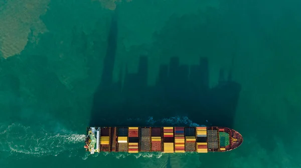 珊瑚船集装箱和在海上的影子反射 是目前向消费者和经销商提供运输和分销服务的系统 无人机的观点 — 图库照片