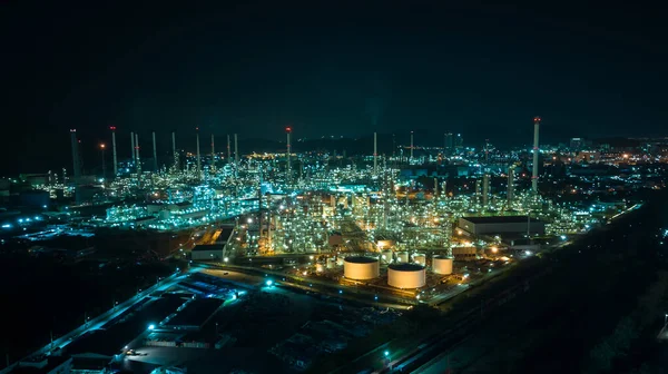 工業地帯からの石油精製プラント 航空ビューオイルとガス石油化学工業 精製工場石油貯蔵タンクとライティングの上の夜のパイプライン鋼 ドローンショット — ストック写真