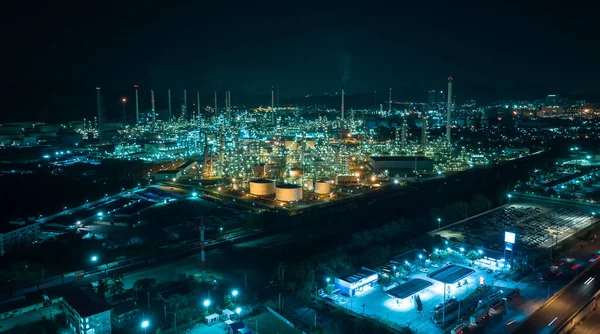 街並み夜景撮影石油貯蔵タンクと石油精製工場地帯 輸送と貿易のための無駄な天然資源に関する世界的なビジネスと産業 航空写真 — ストック写真