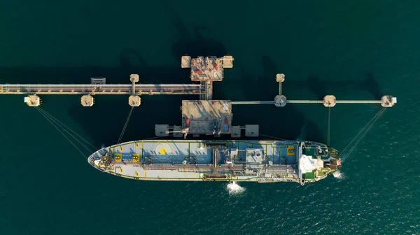 製油所の橋から油を積み込むタンカー船 海上の石油ターミナル駅製油所 グローバルビジネスインポートと輸出物流輸送海上貨物 国際的な概念の貨物タンカー輸送 写真空中トップビュー — ストック写真