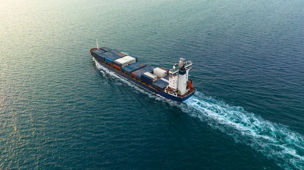 Kontenerowiec Towarowy Pełnych Prędkości Żeglarstwo Morzu Przywozu Towarów Eksportowych Międzynarodowych — Zdjęcie stockowe