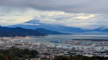 Fuji Dağı ve Shizuoka şehri sabah Japonya 'da ticari kargo limanı ön planında, Fuji Dağı' na seçici odaklı, hava manzaralı.