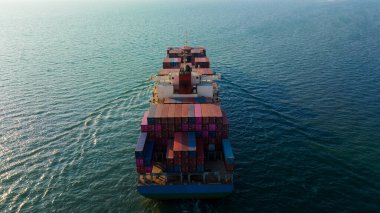 derin deniz ithalat malları taşıyan kargo gemisi ve Asya pasifiği boyunca dağıtım ürünleri ve tüketicilere konteynır gemisi taşımacılığı ile küresel iş ve sanayi taşımacılığı hizmeti sunuyor. hava görünümü