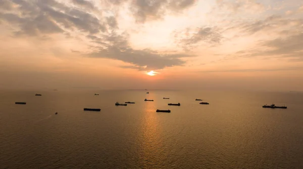 Sylwetka Działalności Statków Kontenerowych Nad Morzem Zachód Słońca Logistyczne Dostawy — Zdjęcie stockowe