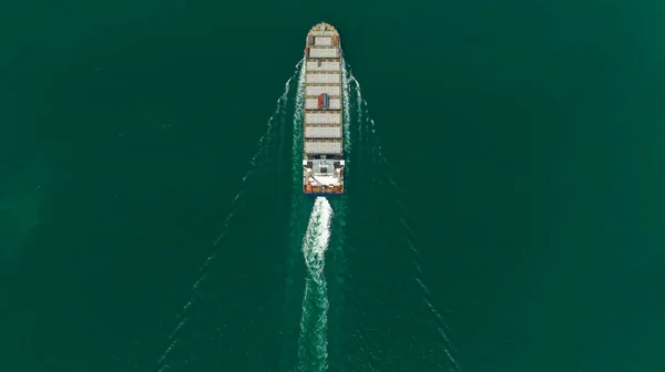 화물선 초록색 바다에서 전속력으로 항해하는 — 스톡 사진